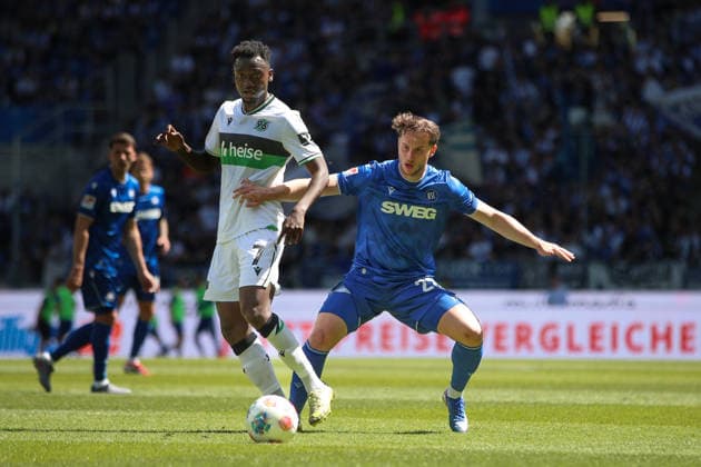 Christoph Kobald Karlsruher SC, 22 in duel with Mustapha Bundu Hannover 96, 07 , Karlsruher SC vs Hannover 96, 2 Bundesliga, 31 Matchday, 2025 2026, 25 04 2026, DFL REGULATIONS PROHIBIT ANY USE OF PHOTOGRAPHS AS IMAGE SEQUENCES AND OR QUASI VIDEO, Karlsruher SC vs Hannover 96, 2 Bundesliga, 31 Matchday, 2025 2026, 25 04 2026 Karlsruhe Copyright: xEibner-Pressefoto JanxPrihodax EP_JPA