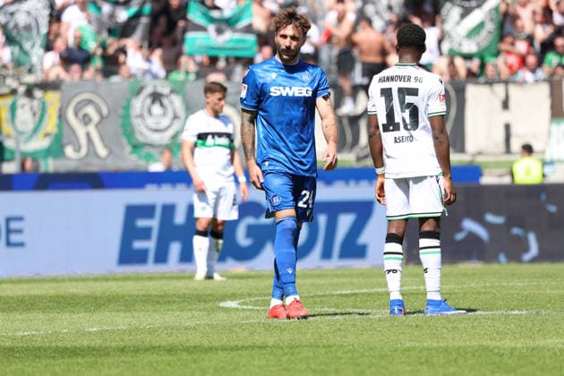 25 04 2026, xrekx, Fußball 2 Bundesliga, Karlsruher SC Hannover 96 v l Torjubel nach dem Tor zum celebrating the goal celebrate 1 1 durch Fabian Schleusener Karlsruher SC DFL DFB REGULATIONS PROHIBIT ANY USE OF PHOTOGRAPHS as IMAGE SEQUENCES and or QUASI VIDEO Karlsruhe