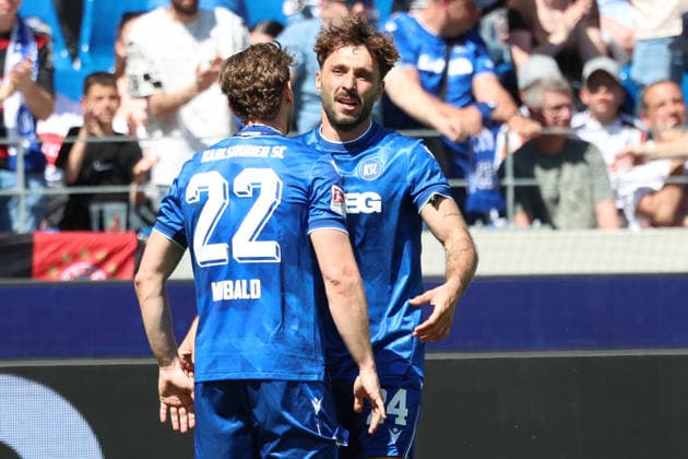 25 04 2026, xrekx, Fußball 2 Bundesliga, Karlsruher SC Hannover 96 v l Torjubel nach dem Tor zum celebrating the goal celebrate 1 1 durch Fabian Schleusener Karlsruher SC mit Christoph Kobald Karlsruher SC DFL DFB REGULATIONS PROHIBIT ANY USE OF PHOTOGRAPHS as IMAGE SEQUENCES and or QUASI VIDEO Karlsruhe
