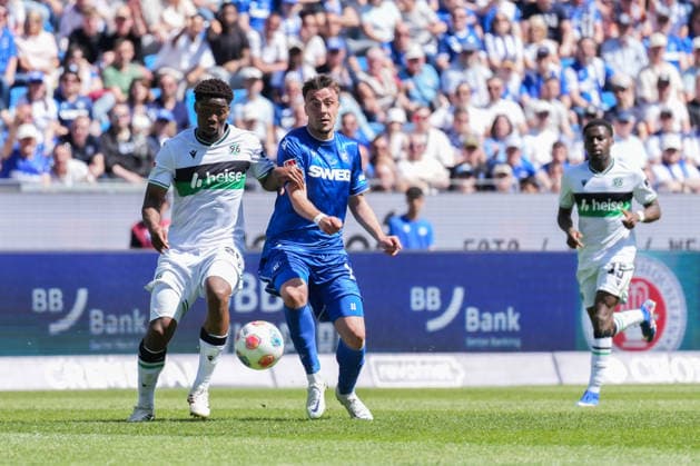 2 Bundesliga, Karlsruher SC vs Hannover 96, 25 04 2026 duel between Ime Okon Hannover 96, 20 and Philipp Förster Karlsruher SC, 11 2 Bundesliga, Karlsruher SC vs Hannover 96, BBBank Wildpark Karlsruhe, 25 04 2026 DFB DFL REGULATIONS PROHIBIT ANY USE OF PHOTOGRAPHS AS IMAGE SEQUENCES AND OR QUASI VIDEO Copyright: xBEAUTIFULxSPORTS Boscox