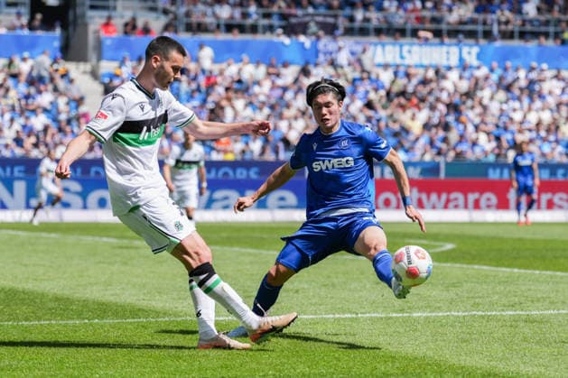 2 Bundesliga, Karlsruher SC vs Hannover 96, 25 04 2026 duel between Bastian Allgeier Hannover 96, 17 and Shio Fukuda Karlsruher SC, 13 2 Bundesliga, Karlsruher SC vs Hannover 96, BBBank Wildpark Karlsruhe, 25 04 2026 DFB DFL REGULATIONS PROHIBIT ANY USE OF PHOTOGRAPHS AS IMAGE SEQUENCES AND OR QUASI VIDEO Copyright: xBEAUTIFULxSPORTS Boscox