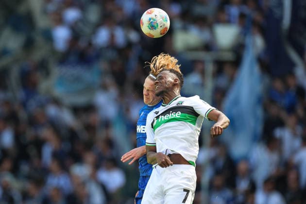 Duel in the air David Herold Karlsruher SC, 20 vs Mustapha Bundu Hannover 96, 07 , Karlsruher SC vs Hannover 96, 2 Bundesliga, 31 Matchday, 2025 2026, 25 04 2026, DFL REGULATIONS PROHIBIT ANY USE OF PHOTOGRAPHS AS IMAGE SEQUENCES AND OR QUASI VIDEO, Karlsruher SC vs Hannover 96, 2 Bundesliga, 31 Matchday, 2025 2026, 25 04 2026 Karlsruhe Copyright: xEibner-Pressefoto JanxPrihodax EP_JPA