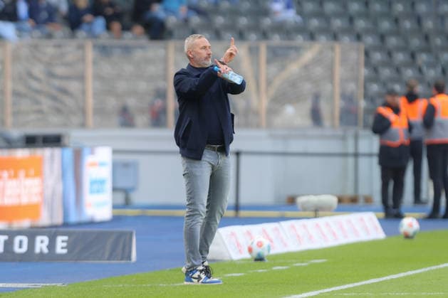 25 04 2025, xtgx, Fußball 2 Bundesliga, Hertha BSC Berlin Holstein Kiel emspor, v l Tim Walter Kiel, Trainer gibt Anweisungen, gestikuliert mit den Armen, gesticulate, gives instructions DFL DFB REGULATIONS PROHIBIT ANY USE OF PHOTOGRAPHS as IMAGE SEQUENCES and or QUASI VIDEO Berlin