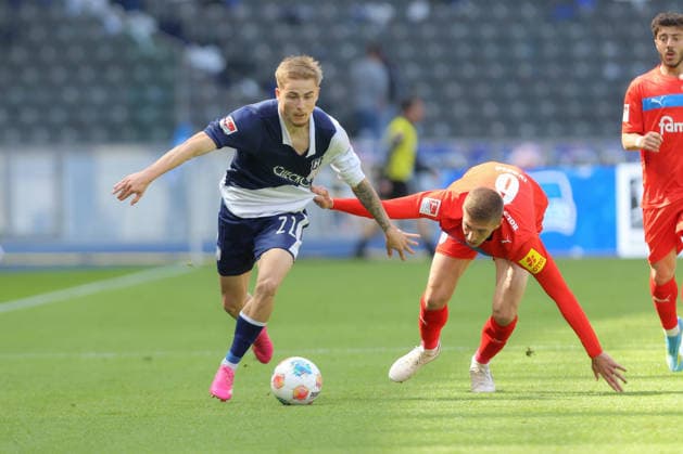 25 04 2025, xtgx, Soccer 2 Bundesliga, Hertha BSC Berlin Holstein Kiel emspor, v l Marten Winkler Hertha, 22 , Marko Ivezic Kiel, 6 duel, duel, fight, tackle DFL DFB REGULATIONS PROHIBIT ANY USE OF PHOTOGRAPHS as IMAGE SEQUENCES and or QUASI VIDEO Berlin