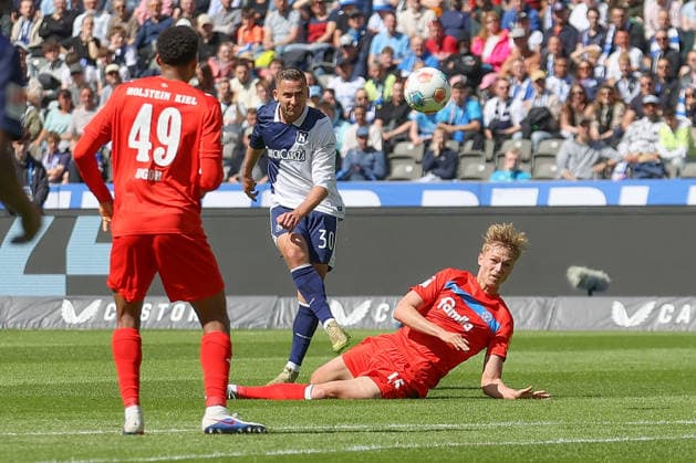 25 04 2025, xtgx, Soccer 2 Bundesliga, Hertha BSC Berlin Holstein Kiel emspor, v l Paul Seguin Hertha, 30 shoots the ball on goal, goal shot, shot DFL DFB REGULATIONS PROHIBIT ANY USE OF PHOTOGRAPHS as IMAGE SEQUENCES and or QUASI VIDEO Berlin