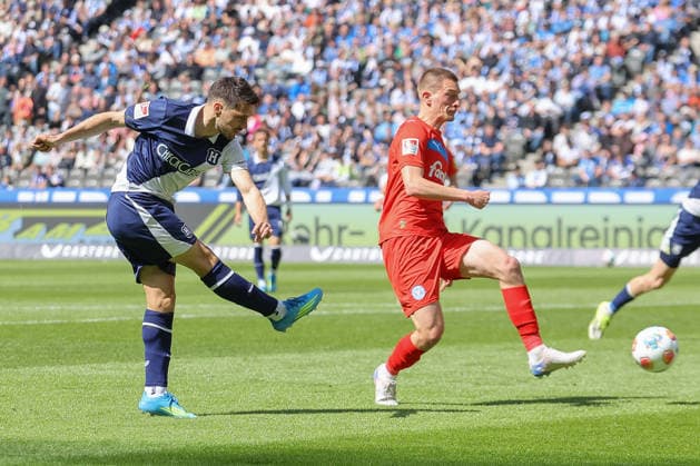 25 04 2025, xtgx, Fußball 2 Bundesliga, Hertha BSC Berlin Holstein Kiel emspor, v l Josip Brekalo Hertha, 7 schiesst den Ball aufs Tor, Torschuss, Schuss DFL DFB REGULATIONS PROHIBIT ANY USE OF PHOTOGRAPHS as IMAGE SEQUENCES and or QUASI VIDEO Berlin