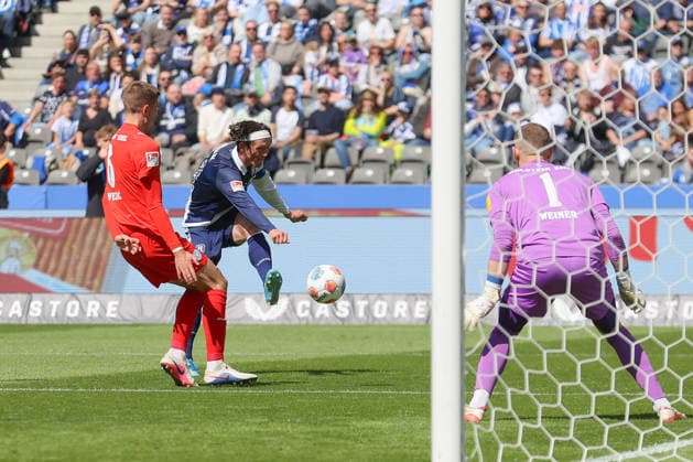 25 04 2025, xtgx, Fußball 2 Bundesliga, Hertha BSC Berlin Holstein Kiel emspor, v l Fabian Reese Hertha, 11 schiesst den Ball aufs Tor, Torschuss, Schuss DFL DFB REGULATIONS PROHIBIT ANY USE OF PHOTOGRAPHS as IMAGE SEQUENCES and or QUASI VIDEO Berlin