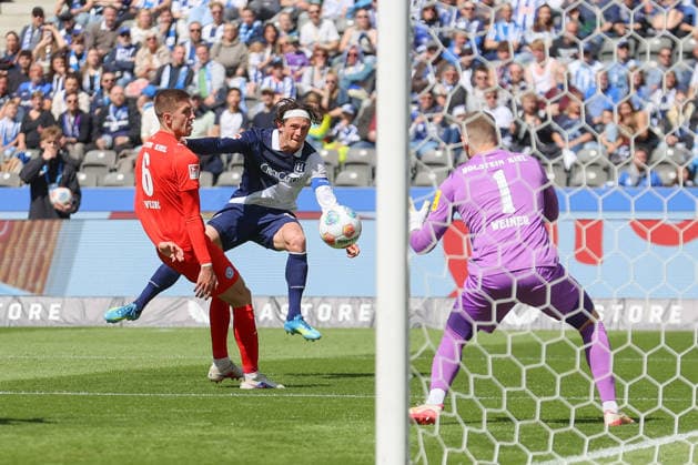 25 04 2025, xtgx, Fußball 2 Bundesliga, Hertha BSC Berlin Holstein Kiel emspor, v l Fabian Reese Hertha, 11 schiesst den Ball aufs Tor, Torschuss, Schuss DFL DFB REGULATIONS PROHIBIT ANY USE OF PHOTOGRAPHS as IMAGE SEQUENCES and or QUASI VIDEO Berlin