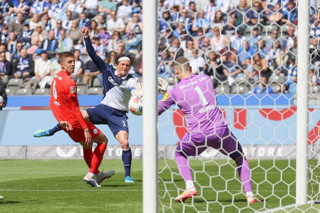 25 04 2025, xtgx, Fußball 2 Bundesliga, Hertha BSC Berlin Holstein Kiel emspor, v l Fabian Reese Hertha, 11 schiesst den Ball aufs Tor, Torschuss, Schuss DFL DFB REGULATIONS PROHIBIT ANY USE OF PHOTOGRAPHS as IMAGE SEQUENCES and or QUASI VIDEO Berlin