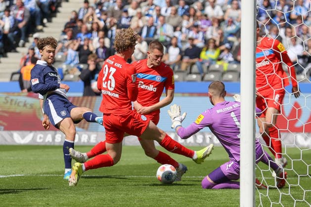 25 04 2025, xtgx, Fußball 2 Bundesliga, Hertha BSC Berlin Holstein Kiel emspor, v l Linus Gechter Hertha, 44 schiesst den Ball aufs Tor, Torschuss, Schuss DFL DFB REGULATIONS PROHIBIT ANY USE OF PHOTOGRAPHS as IMAGE SEQUENCES and or QUASI VIDEO Berlin