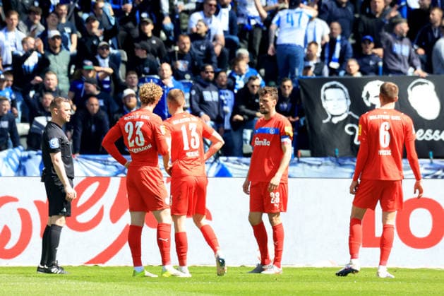 DEU, DFL, 2 FBL, Hertha BSC vs Holstein Kiel, 25 04 2026, Berliner Olympiastadion, Berlin, DEU, DFL, 2 FBL, Hertha BSC vs Holstein Kiel, im Bild Timon Weiner Holstein Kiel 1 , JONAS MEFFERT Holstein Kiel 28 , Schiedsrichter , Kieler Spieler DFL regulations prohibit any use of Photographs as image sequences and or quasi video nordphotoxGmbHx xEngler nph00076
