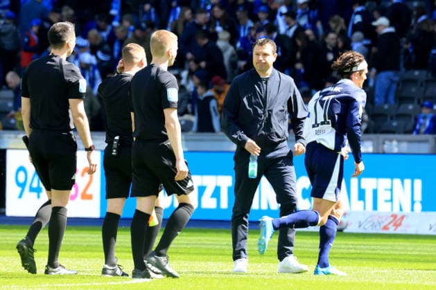 DEU, DFL, 2 FBL, Hertha BSC vs Holstein Kiel, 25 04 2026, Berliner Olympiastadion, Berlin, DEU, DFL, 2 FBL, Hertha BSC vs Holstein Kiel, im Bild Benjamin Weber Sportdirektor, Hertha BSC Berlin , Fabian Reese Hertha BSC Berlin 11 , Schiedsrichterteam DFL regulations prohibit any use of Photographs as image sequences and or quasi video nordphotoxGmbHx xEngler nph00076
