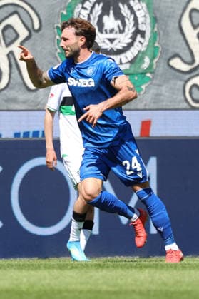 25 04 2026, xrekx, Fußball 2 Bundesliga, Karlsruher SC Hannover 96 v l Torjubel nach dem Tor zum celebrating the goal celebrate 1 1 durch Fabian Schleusener Karlsruher SC DFL DFB REGULATIONS PROHIBIT ANY USE OF PHOTOGRAPHS as IMAGE SEQUENCES and or QUASI VIDEO Karlsruhe