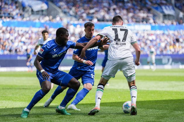 2 Bundesliga, Karlsruher SC vs Hannover 96, 25 04 2026 duel between Stephan Ambrosius Karlsruher SC, 5 , Philipp Förster Karlsruher SC, 11 and Bastian Allgeier Hannover 96, 17 2 Bundesliga, Karlsruher SC vs Hannover 96, BBBank Wildpark Karlsruhe, 25 04 2026 DFB DFL REGULATIONS PROHIBIT ANY USE OF PHOTOGRAPHS AS IMAGE SEQUENCES AND OR QUASI VIDEO Copyright: xBEAUTIFULxSPORTS Boscox
