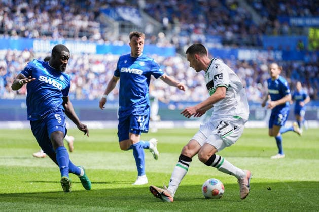 2 Bundesliga, Karlsruher SC vs Hannover 96, 25 04 2026 duel between Stephan Ambrosius Karlsruher SC, 5 and Bastian Allgeier Hannover 96, 17 2 Bundesliga, Karlsruher SC vs Hannover 96, BBBank Wildpark Karlsruhe, 25 04 2026 DFB DFL REGULATIONS PROHIBIT ANY USE OF PHOTOGRAPHS AS IMAGE SEQUENCES AND OR QUASI VIDEO Copyright: xBEAUTIFULxSPORTS Boscox