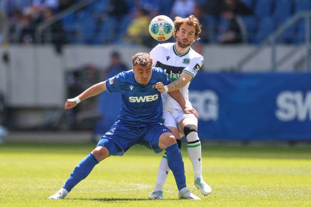 Kolja Oudenne Hannover 96, 29 in duel with Philipp Foerster Karlsruher SC, 11 , Karlsruher SC vs Hannover 96, 2 Bundesliga, 31 Matchday, 2025 2026, 25 04 2026, DFL REGULATIONS PROHIBIT ANY USE OF PHOTOGRAPHS AS IMAGE SEQUENCES AND OR QUASI VIDEO, Karlsruher SC vs Hannover 96, 2 Bundesliga, 31 Matchday, 2025 2026, 25 04 2026 Karlsruhe Copyright: xEibner-Pressefoto JanxPrihodax EP_JPA