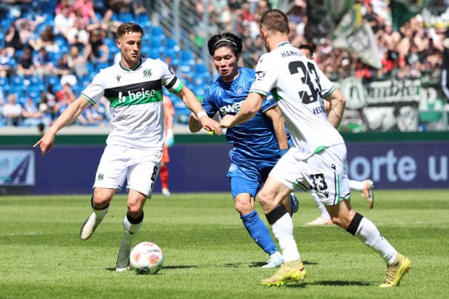 25 04 2026, xrekx, Fußball 2 Bundesliga, Karlsruher SC Hannover 96 v l Enzo Leopold Hannover 96 Shio Fukuda Karlsruher SC Maurice Neubauer Hannover 96 Zweikampf, Aktion, action, battle for the ball DFL DFB REGULATIONS PROHIBIT ANY USE OF PHOTOGRAPHS as IMAGE SEQUENCES and or QUASI VIDEO Karlsruhe