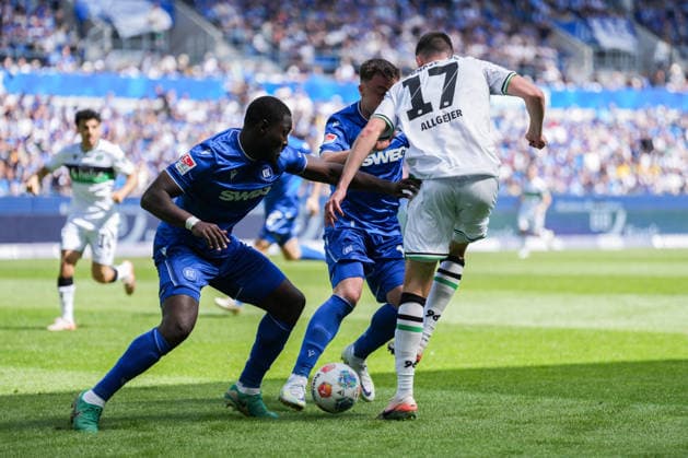 2 Bundesliga, Karlsruher SC vs Hannover 96, 25 04 2026 duel between Stephan Ambrosius Karlsruher SC, 5 , Philipp Förster Karlsruher SC, 11 and Bastian Allgeier Hannover 96, 17 2 Bundesliga, Karlsruher SC vs Hannover 96, BBBank Wildpark Karlsruhe, 25 04 2026 DFB DFL REGULATIONS PROHIBIT ANY USE OF PHOTOGRAPHS AS IMAGE SEQUENCES AND OR QUASI VIDEO Copyright: xBEAUTIFULxSPORTS Boscox