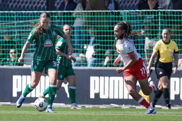 from left Mara Alber SV Werder Bremen, 37 and Lisa Baum RB Leipzig, 11 in a duel, dynamic, action, action, game scene, THE DFB REGULATIONS PROHIBIT ANY USE OF PHOTOGRAPHS AS IMAGE SEQUENCES AND OR QUASI VIDEO , 25 04 2026, Leipzig Germany , Football, Google Pixel Womens Bundesliga, RB Leipzig SV Werder Bremen xobx