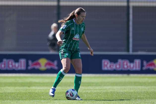 Mara Alber SV Werder Bremen, 37 on the ball, cropped image, single image, full body, action, action, game scene, THE DFB REGULATIONS PROHIBIT ANY USE OF PHOTOGRAPHS AS IMAGE SEQUENCES AND OR QUASI VIDEO , 25 04 2026, Leipzig Germany , Football, Google Pixel Womens Bundesliga, RB Leipzig SV Werder Bremen xobx