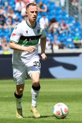 25 04 2026, xrekx, Soccer 2 Bundesliga, Karlsruher SC Hannover 96 v l Maurice Neubauer Hannover 96 DFL DFB REGULATIONS PROHIBIT ANY USE OF PHOTOGRAPHS as IMAGE SEQUENCES and or QUASI VIDEO Karlsruhe