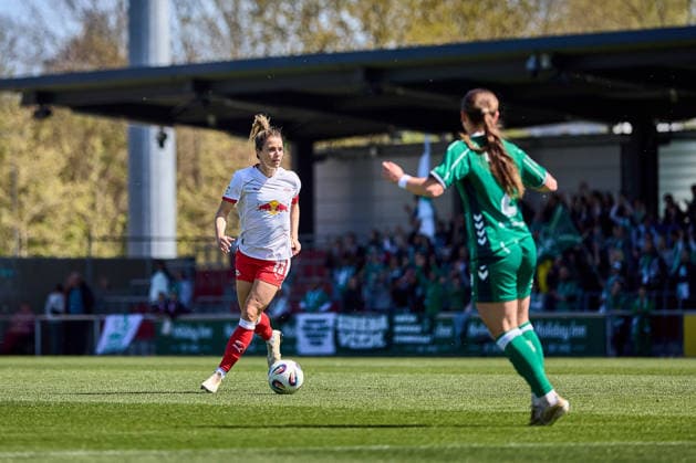 25 04 2026, GER, Frauenfußball, BL, 2025 2026, RB Leipzig SV Werder Bremen Sandra Starke 13, RB Leipzig , Freisteller, Aktion, mit Ball Leipzig Trainingszentrum der Roten Bulle Sachsen Deutschland