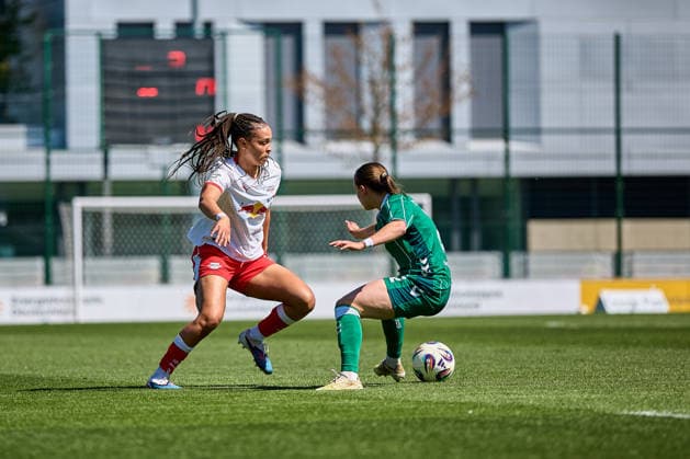25 04 2026, GER, Womens Soccer, BL, 2025 2026, RB Leipzig SV Werder Bremen Lisa Baum 11, RB Leipzig, left , Chiara D Angelo 2, SV Werder Bremen , action, with ball, duel Leipzig training center of the Red Bull Saxony Germany