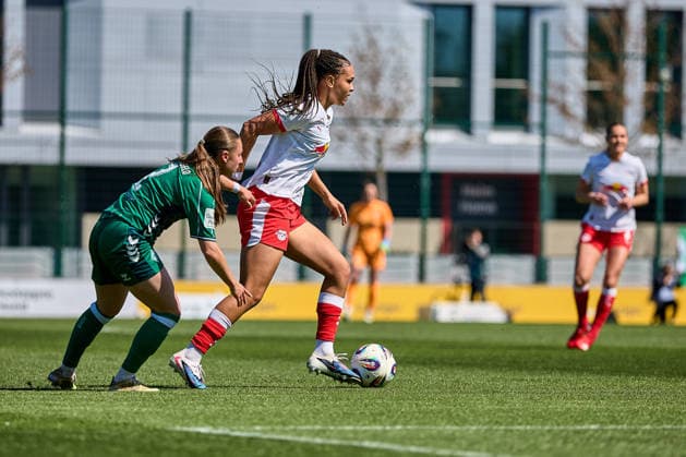25 04 2026, GER, Womens Soccer, BL, 2025 2026, RB Leipzig SV Werder Bremen Lisa Baum 11, RB Leipzig , action, with ball, duel Leipzig training center of the Red Bull Saxony Germany
