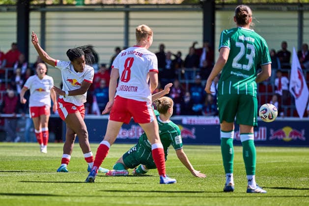 25 04 2026, GER, Womens Soccer, BL, 2025 2026, RB Leipzig SV Werder Bremen Delice Boboy 17, RB Leipzig , action, with ball, shot on goal to 1 0 Leipzig Training Center of the Red Bull Saxony Germany