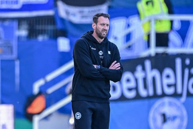 25.04.2026, Fussball, 2. Bundesliga, 31. Spieltag Saison 2025 2026, Preußen Münster - DSC Arminia Bielefeld, Trainer Mitch Kniat (Arminia Bielefeld) xRHR-FOTO TKx *** 25 04 2026, Soccer, 2 Bundesliga, 31 Matchday Season 2025 2026, Preußen Münster DSC Arminia Bielefeld, Coach Mitch Kniat Arminia Bielefeld xRHR PHOTO TKx Copyright: RHR-FOTOx RHR-FOTO TK