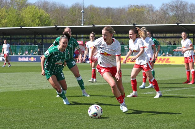 Google Pixel Womens Bundesliga, RB Leipzig SV Werder Bremen 25 04 2026 Marlene Müller 27, RB Leipzig in front of Maja Sternad 11, Werder Bremen on the ball Football, Google Pixel Womens Bundesliga, Season 2025 2026, 23 Matchday RB Leipzig vs SV Werder Bremen on 25 04 2026, Training Center Cottaweg, Leipzig DFB REGULATIONS PROHIBIT ANY USE OF PHOTOGRAPHS AS IMAGE SEQUENCES AND OR QUASI VIDEO Copyright: xBEAUTIFULxSPORTS JanxKaeferx