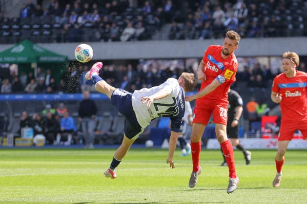 25 04 2025, xtgx, Soccer 2 Bundesliga, Hertha BSC Berlin Holstein Kiel emspor, v l Marten Winkler Hertha, 22 , Jonas Meffert Kiel, 28 duel, fight, tackle shoots the ball on goal, shot on goal, shot DFL DFB REGULATIONS PROHIBIT ANY USE OF PHOTOGRAPHS as IMAGE SEQUENCES and or QUASI VIDEO Berlin
