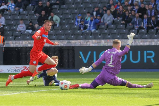 25 04 2025, xtgx, Soccer 2 Bundesliga, Hertha BSC Berlin Holstein Kiel emspor, v l Luca Schuler Hertha, 18 shoots the ball on goal, goal shot, shot DFL DFB REGULATIONS PROHIBIT ANY USE OF PHOTOGRAPHS as IMAGE SEQUENCES and or QUASI VIDEO Berlin