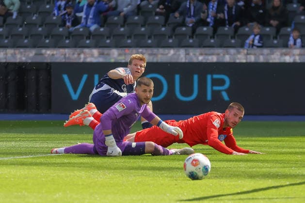 25 04 2025, xtgx, Soccer 2 Bundesliga, Hertha BSC Berlin Holstein Kiel emspor, v l Luca Schuler Hertha, 18 shoots the ball on goal, goal shot, shot DFL DFB REGULATIONS PROHIBIT ANY USE OF PHOTOGRAPHS as IMAGE SEQUENCES and or QUASI VIDEO Berlin