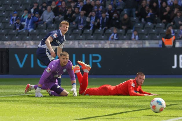 25 04 2025, xtgx, Soccer 2 Bundesliga, Hertha BSC Berlin Holstein Kiel emspor, v l Luca Schuler Hertha, 18 shoots the ball on goal, goal shot, shot DFL DFB REGULATIONS PROHIBIT ANY USE OF PHOTOGRAPHS as IMAGE SEQUENCES and or QUASI VIDEO Berlin