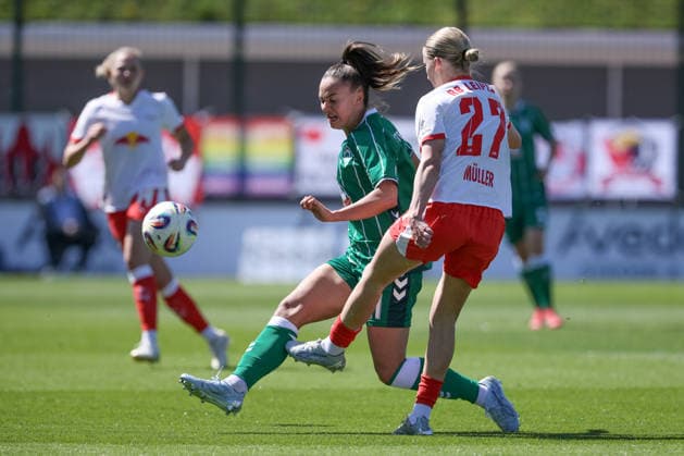 from left Maja Sternad SV Werder Bremen, 11 and Marlene Müller RB Leipzig, 27 in a duel, dynamic, action, action, game scene, THE DFB REGULATIONS PROHIBIT ANY USE OF PHOTOGRAPHS AS IMAGE SEQUENCES AND OR QUASI VIDEO , 25 04 2026, Leipzig Germany , Football, Google Pixel Womens Bundesliga, RB Leipzig SV Werder Bremen xobx