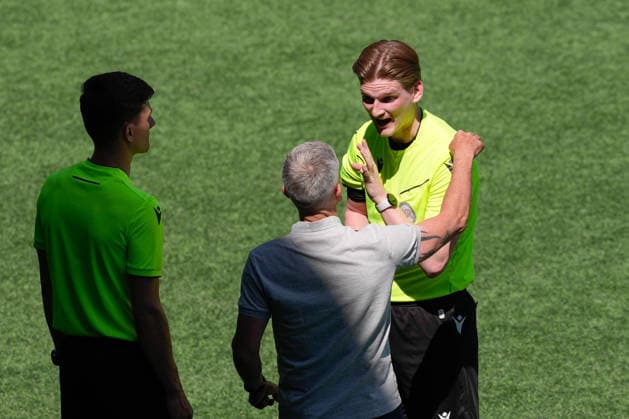 Switzerland AXA Womens Super League 2025 26, FC Thun vs Yverdon Sport FC Stockhorn Arena, Thun Referee Samuel Gubic in conversation with head coach Emil Inauen Thun Copyright: xKjetilxWaberx