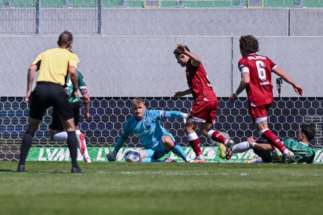25 04 2026, Soccer, 2 Bundesliga, 31 Matchday Season 2025 2026, Preußen Münster DSC Arminia Bielefeld, Goalkeeper Jonas Thomas Kersken DSC Arminia Bielefeld holds the ball, xRHR PHOTO TKx Copyright: RHR-FOTOx RHR-FOTO TK