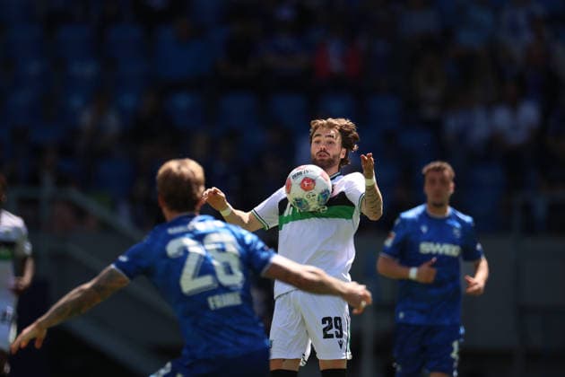 Kolja Oudenne Hannover 96, 29 with great ball reception, Karlsruher SC vs Hannover 96, 2 Bundesliga, 31 Matchday, 2025 2026, 25 04 2026, DFL REGULATES PROHIBIT ANY USE OF PHOTOGRAPHS AS IMAGE SEQUENCES AND OR QUASI VIDEO, Karlsruher SC vs Hannover 96, 2 Bundesliga, 31 Matchday, 2025 2026, 25 04 2026 Karlsruhe Copyright: xEibner-Pressefoto JanxPrihodax EP_JPA