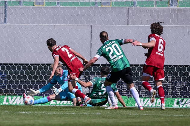 25 04 2026, Soccer, 2 Bundesliga, 31 Matchday Season 2025 2026, Preußen Münster DSC Arminia Bielefeld, Goalkeeper Jonas Thomas Kersken DSC Arminia Bielefeld holds the ball, xRHR PHOTO TKx Copyright: RHR-FOTOx RHR-FOTO TK