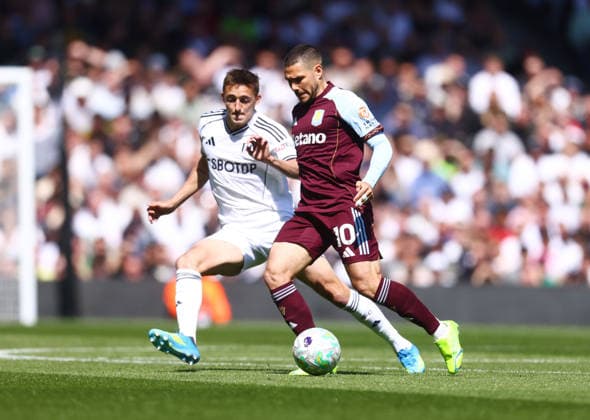 Fulham v Aston Villa, English Premier League, Gtech Community Stadium, Craven Cottage, London, UK - 25 04 2026 Emi Buendia of Aston Villa is shadowed by Timothy Castagn of Fulham during the Premier League game at Craven Cottage London Craven Cottage London GBR, UK NEWSPAPERS OUT Copyright: xMarkxGreenwoodx