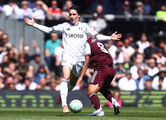 Fulham v Aston Villa, English Premier League, Gtech Community Stadium, Craven Cottage, London, UK - 25 04 2026 Harry Wilson of Fulham of Fulham is tackled by Youri Tielemans of Aston Villa during the Premier League game at Craven Cottage London Craven Cottage London GBR, UK NEWSPAPERS OUT Copyright: xMarkxGreenwoodx