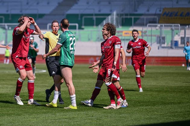 25 04 2026, Soccer, 2 Bundesliga, 31 Matchday Season 2025 2026, Preußen Münster DSC Arminia Bielefeld, Roberts Uldrikis DSC Arminia Bielefeld , Jannis Heuer Preußen Münster xRHR PHOTO TKx Copyright: RHR-FOTOx RHR-FOTO TK