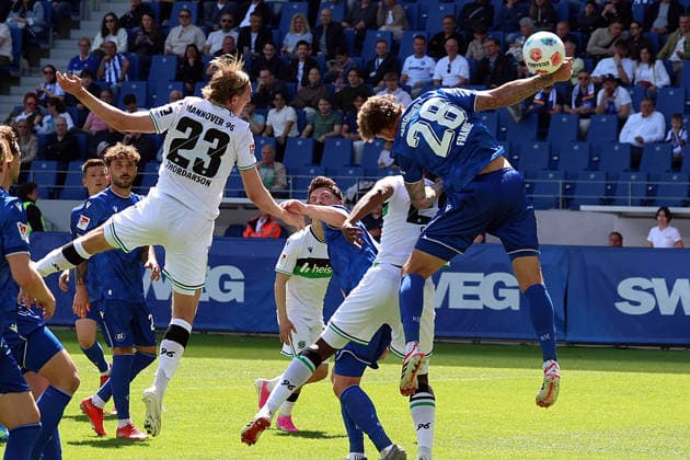 25 04 2026, xrekx, Fußball 2 Bundesliga, Karlsruher SC Hannover 96 v l Stefan Teitur Thordarson Hannover 96 Marcel Franke Karlsruher SC Handspiel DFL DFB REGULATIONS PROHIBIT ANY USE OF PHOTOGRAPHS as IMAGE SEQUENCES and or QUASI VIDEO Karlsruhe