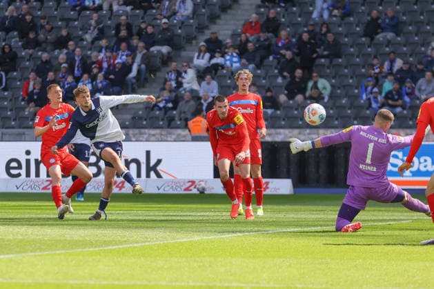 25 04 2025, xtgx, Soccer 2 Bundesliga, Hertha BSC Berlin Holstein Kiel emspor, v l Michael Cuisance Hertha, 10 , Timon Weiner Kiel, 1 shoots the ball on goal, shot on goal, shot DFL DFB REGULATIONS PROHIBIT ANY USE OF PHOTOGRAPHS as IMAGE SEQUENCES and or QUASI VIDEO Berlin