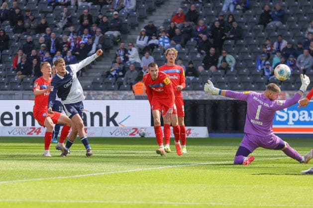 25 04 2025, xtgx, Soccer 2 Bundesliga, Hertha BSC Berlin Holstein Kiel emspor, v l Michael Cuisance Hertha, 10 , Timon Weiner Kiel, 1 shoots the ball on goal, shot on goal, shot DFL DFB REGULATIONS PROHIBIT ANY USE OF PHOTOGRAPHS as IMAGE SEQUENCES and or QUASI VIDEO Berlin