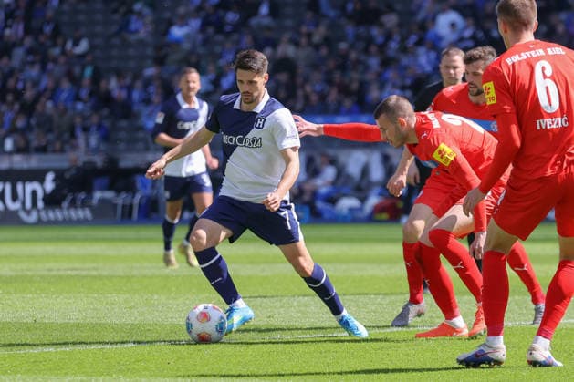 25 04 2025, xtgx, Fußball 2 Bundesliga, Hertha BSC Berlin Holstein Kiel emspor, v l Josip Brekalo Hertha, 7 , David Zec Kiel, 26 Zweikampf, Duell, Kampf, tackle DFL DFB REGULATIONS PROHIBIT ANY USE OF PHOTOGRAPHS as IMAGE SEQUENCES and or QUASI VIDEO Berlin