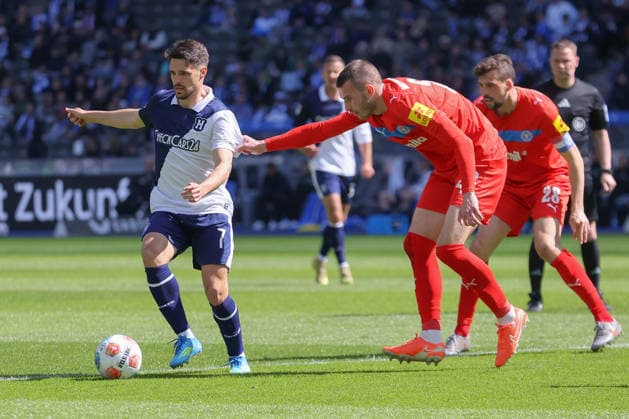 25 04 2025, xtgx, Fußball 2 Bundesliga, Hertha BSC Berlin Holstein Kiel emspor, v l Josip Brekalo Hertha, 7 , David Zec Kiel, 26 Zweikampf, Duell, Kampf, tackle DFL DFB REGULATIONS PROHIBIT ANY USE OF PHOTOGRAPHS as IMAGE SEQUENCES and or QUASI VIDEO Berlin