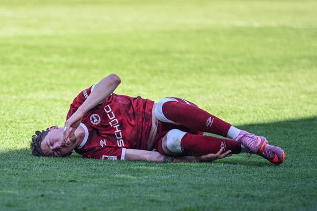 25 04 2026, Soccer, 2 Bundesliga, 31 Matchday Season 2025 2026, Preußen Münster DSC Arminia Bielefeld, Jannik Rochelt DSC Arminia Bielefeld lies on the ground, xRHR PHOTO TKx Copyright: RHR-FOTOx RHR-FOTO TK