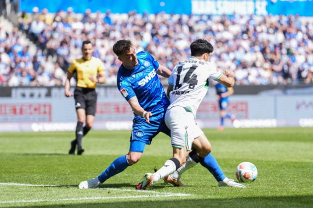 2 Bundesliga, Karlsruher SC vs. Hannover 96, 25 04 2026 One-on-one fight between Philipp Förster Karlsruher SC, 11 and Husseyn Chakroun Hannover 96, 14 2 Bundesliga, Karlsruher SC vs. Hannover 96, BBBank Wildpark Karlsruhe, 25 04 2026 DFB DFL REGULATIONS PROHIBIT ANY USE OF PHOTOGRAPHS AS IMAGE SEQUENCES AND OR QUASI VIDEO Copyright: xBEAUTIFULxSPORTS Boscox